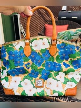Dooney & Bourke basket weave motif pebble leather Purse